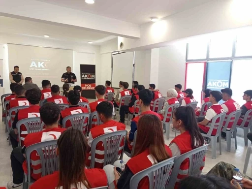 Malatya Büyükşehir Belediyesi’nden genç gönüllülere afet ve yangın eğitimi
