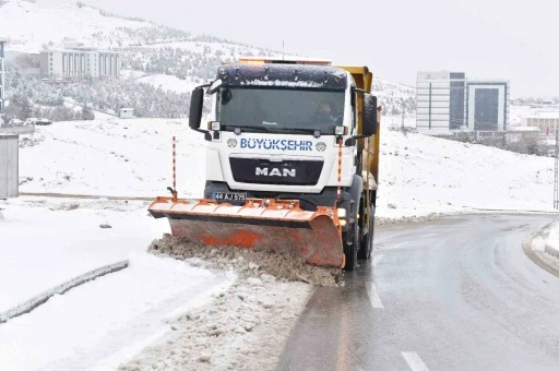 Malatya B&uuml;y&uuml;kşehir Belediyesi&rsquo;nden yoğun kar mesaisi
