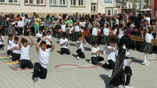 Malatya’da 23 Nisan Coşkusu, minikler bayramlarını renkli etkinliklerle kutladı
