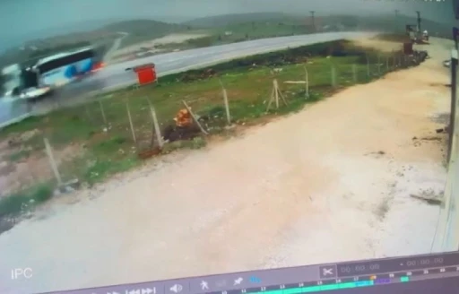 Malatya&rsquo;da 3 kişinin hayatını kaybettiği otob&uuml;s kazası kamerada

