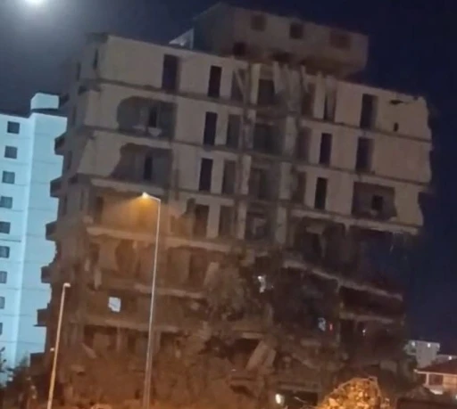Malatya’da ağır hasarlı 7 katlı bina saniyeler içerisinde yerle bir oldu
