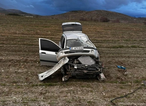 Malatya&rsquo;da aydınlatma direğine &ccedil;arpan ara&ccedil; takla attı: 3 yaralı
