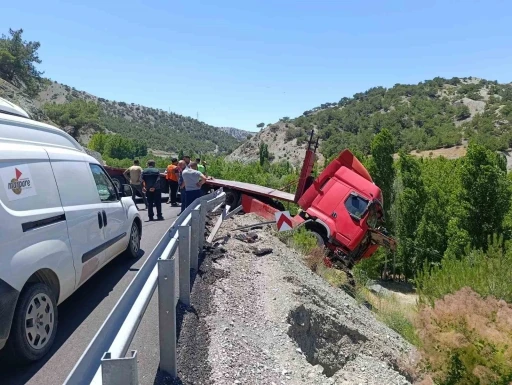 Malatya&rsquo;da &ccedil;ekici bariyerlere &ccedil;arparak askıda kaldı
