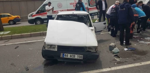 Malatya’da çekici ile çarpışan Tofaş kağıt gibi ezildi: 8 yaralı
