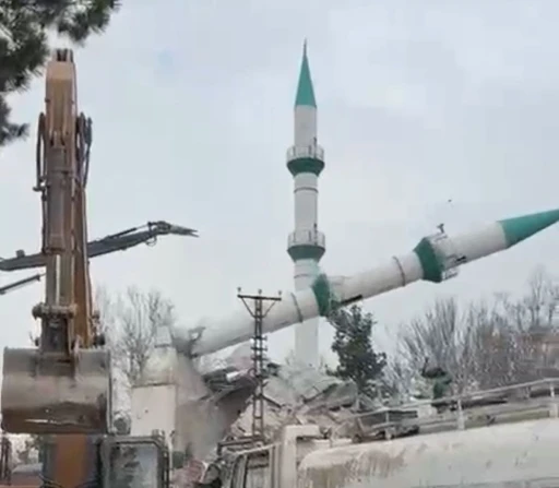 Malatya&rsquo;da depremde hasar g&ouml;ren cami kontroll&uuml; şekilde yıkıldı
