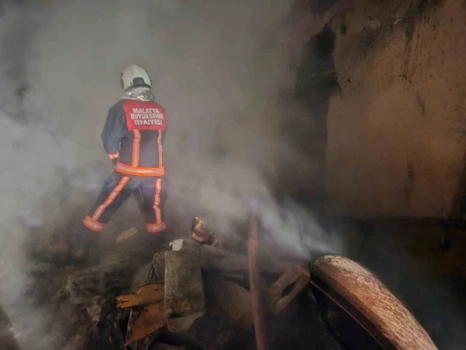 Malatya&rsquo;da ev yangını
