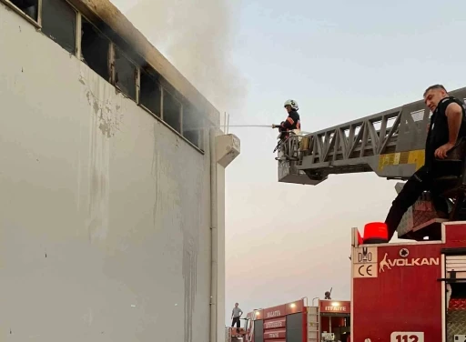 Malatya’da fabrika yangını paniğe neden oldu
