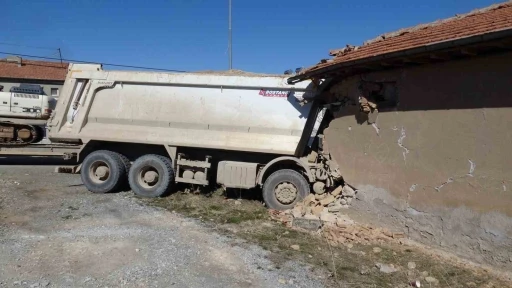 Malatya&rsquo;da freni boşalan hafriyat kamyonu eve girdi: 1 yaralı
