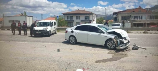 Malatya&rsquo;da hafif ticari ara&ccedil; ile otomobil &ccedil;arpıştı: 2 yaralı
