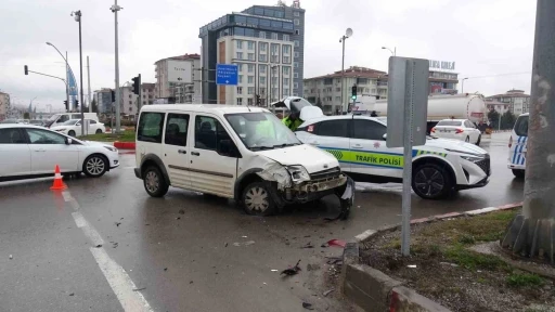 Malatya&rsquo;da hafif ticari ara&ccedil; ile otomobil &ccedil;arpıştı: 2 yaralı
