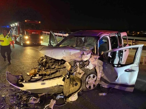 Malatya&rsquo;da hafif ticari ara&ccedil; otomobille &ccedil;arpıştı: 5 yaralı

