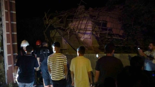 Malatya’da hasarlı evin çatısı çöktü
