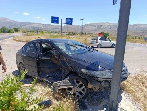 Malatya&rsquo;da iki ara&ccedil; &ccedil;arpıştı: 2 yaralı
