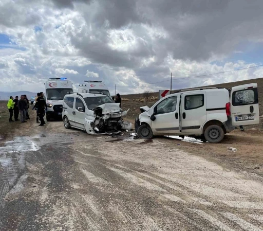 Malatya&rsquo;da iki ara&ccedil; kafa kafaya &ccedil;arpıştı: 4 yaralı
