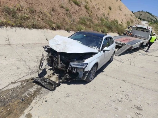 Malatya&rsquo;da iki aracın &ccedil;arpıştığı kaza kamerada: 4 yaralı
