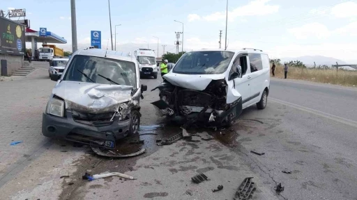 Malatya&rsquo;da iki hafif ticari aracın &ccedil;arpıştığı kazada 8 kişi yaralandı
