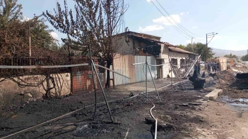 Malatya’da inşaat şantiyesinde çıkan yangın evlere sıçradı
