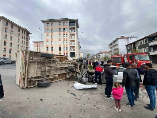 Malatya&rsquo;da kamyonet ile otomobil &ccedil;arpıştı: 2 yaralı
