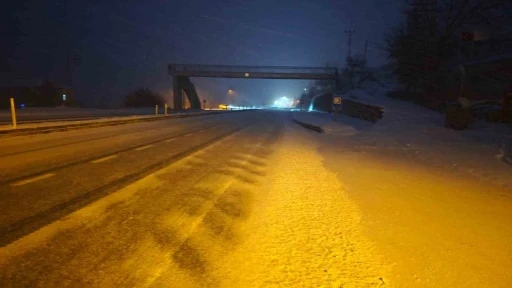 Malatya&rsquo;da kar yağışı etkisini s&uuml;rd&uuml;r&uuml;yor
