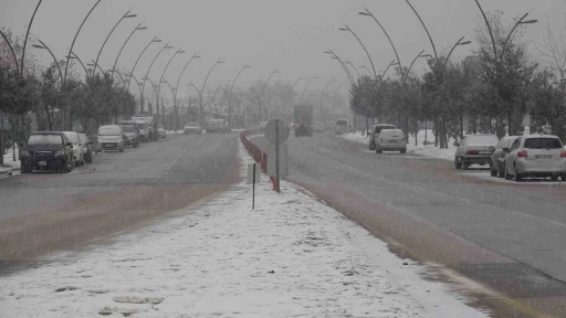 Malatya&rsquo;da kar yağışı nedeniyle kamu personeline idari izin ve motosikletlere trafik yasağı

