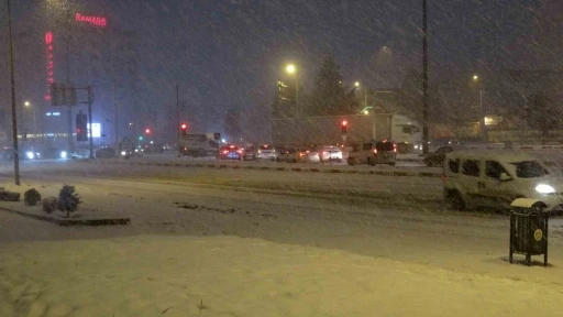 Malatya&rsquo;da kar yağışı ulaşımda aksamalara yol a&ccedil;tı
