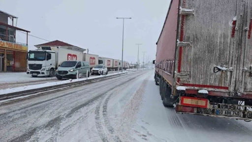 Malatya&rsquo;da kar yağışı ulaşımı aksattı

