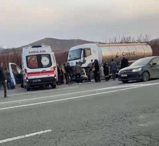 Malatya&rsquo;da kontrolden &ccedil;ıkan kamyon hafif ticari araca &ccedil;arptı: 1 &ouml;l&uuml;, 1 yaralı
