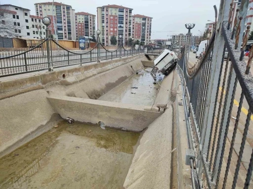 Malatya&rsquo;da kontrolden &ccedil;ıkan pikap kanala u&ccedil;tu
