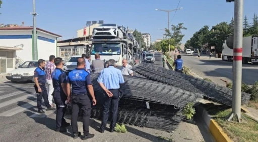 Malatya’da kontrolden çıkarak karşı şeride geçen araç korkuttu
