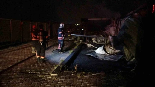 Malatya&rsquo;da korkutan yangın: Ofis olarak kullanılan konteynerler kullanılamaz hale geldi
