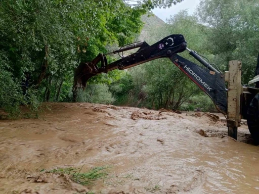 Malatya&rsquo;da Kozluk &Ccedil;ayı taştı, y&uuml;r&uuml;y&uuml;ş rotaları su altında kaldı
