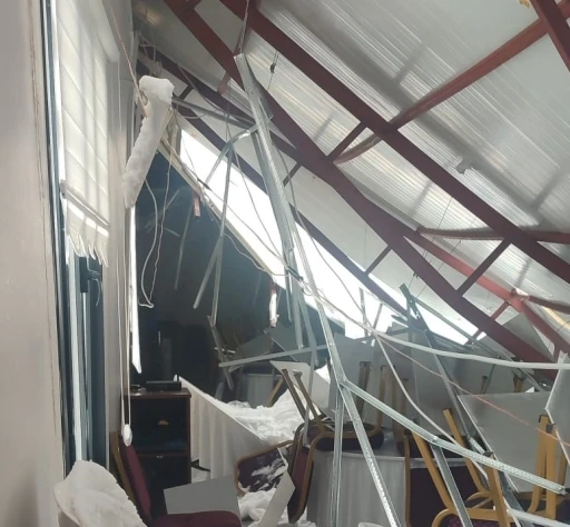 Malatya&rsquo;da mevlit salonunun &ccedil;atısı kardan &ccedil;&ouml;kt&uuml;
