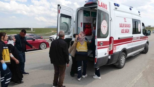 Malatya&rsquo;da minib&uuml;s ile hafif ticari ara&ccedil; &ccedil;arpıştı: 8 yaralı
