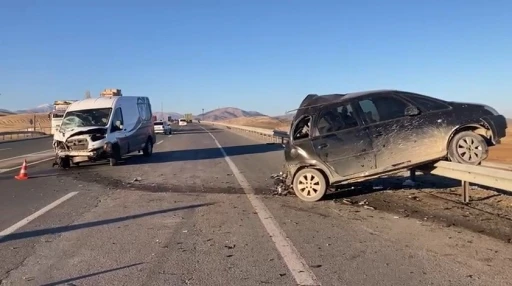 Malatya&rsquo;da minib&uuml;s ile otomobil &ccedil;arpıştı: 1&rsquo;i ağır 3 yaralı
