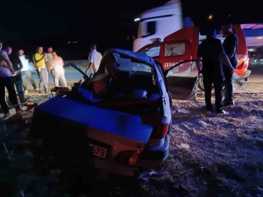 Malatya&rsquo;da minib&uuml;s ile otomobil &ccedil;arpıştı: 1 &ouml;l&uuml;, 1 yaralı
