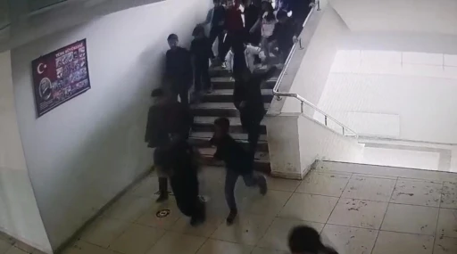 Malatya&rsquo;da okuldaki deprem paniği kamerada
