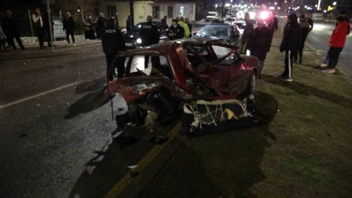 Malatya&rsquo;da otomobilin &ccedil;arptığı TOFAŞ kağıt gibi ezildi: 3 yaralı
