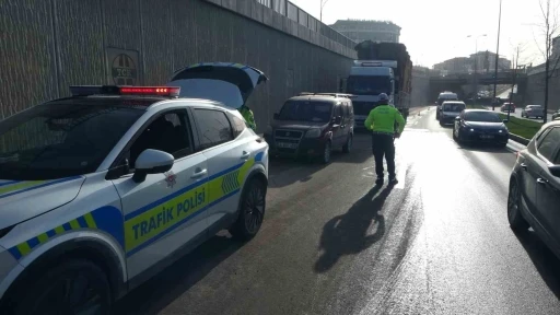 Malatya’da şaftı kırılan tır trafiği kilitledi
