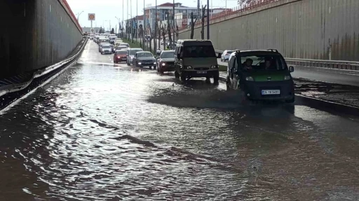 Malatya’da sağanak etkili oluyor: Yollar göle döndü

