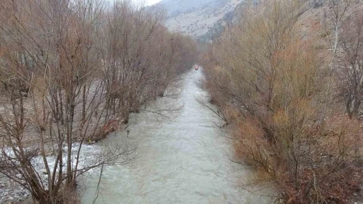 Malatya&rsquo;da sağanak ve kar yağışı dereleri taşırdı
