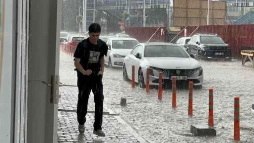 Malatya’da sağanak yağış hayatı felç etti
