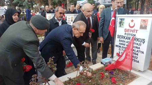 Malatya’da şehitlikte buruk bayramlaşma
