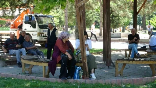 Malatya&rsquo;da sıcak havada parklar doldu
