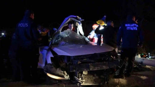 Malatya&rsquo;da tramb&uuml;s direğine &ccedil;arpan ara&ccedil; kağıt gibi dağıldı: 1&rsquo;i ağır 2 yaralı
