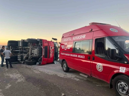 Malatya&rsquo;da yangın ihbarına giden itfaiye aracı devrildi: 3 yaralı
