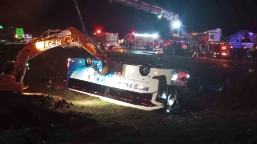 Malatya&rsquo;da yolcu otob&uuml;s&uuml; devrildi: 4 &ouml;l&uuml;, &ccedil;ok sayıda yaralı
