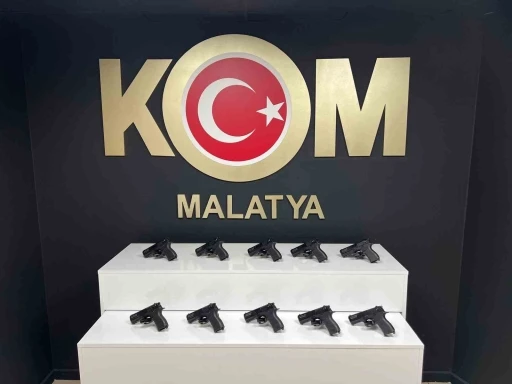 Malatya’da yolcu otobüsünde 10 ruhsatsız tabanca ele geçirildi
