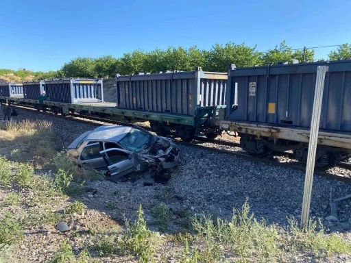Malatya’da yük treni hemzemin geçitte otomobile çarptı: 5 yaralı
