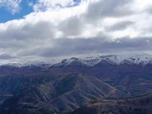 Malatya’da yüksek rakımlı bölgelere mevsimin ilk karı düştü

