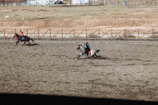 Malatya&rsquo;nın Yazıhan il&ccedil;esinde ata sporu atlı cirit yaşatılıyor
